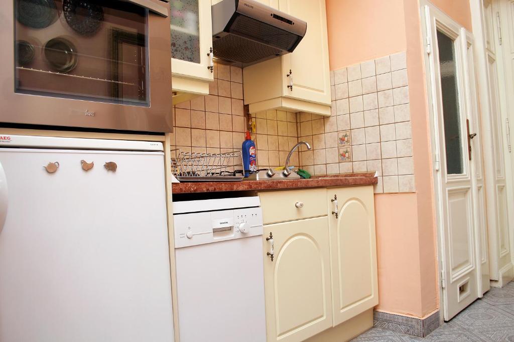 Budapest Tourist Apartments - Jozsef Koerut Pokoj fotografie